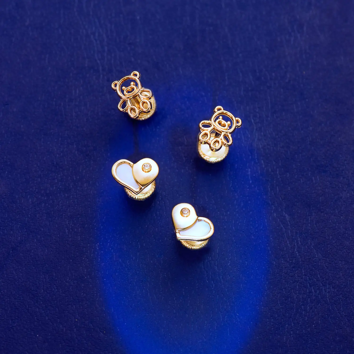 Pendientes de Oro Amarillo de 18k Corazón con Nácar y Circonita - Imagen 2