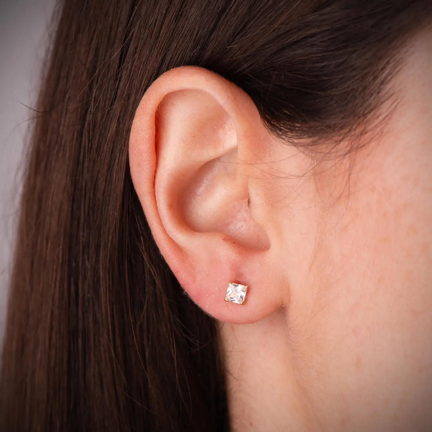 Pendientes de Oro Amarillo 18k Cuadrados con Cuatro Garras 3.5mm - Imagen 2